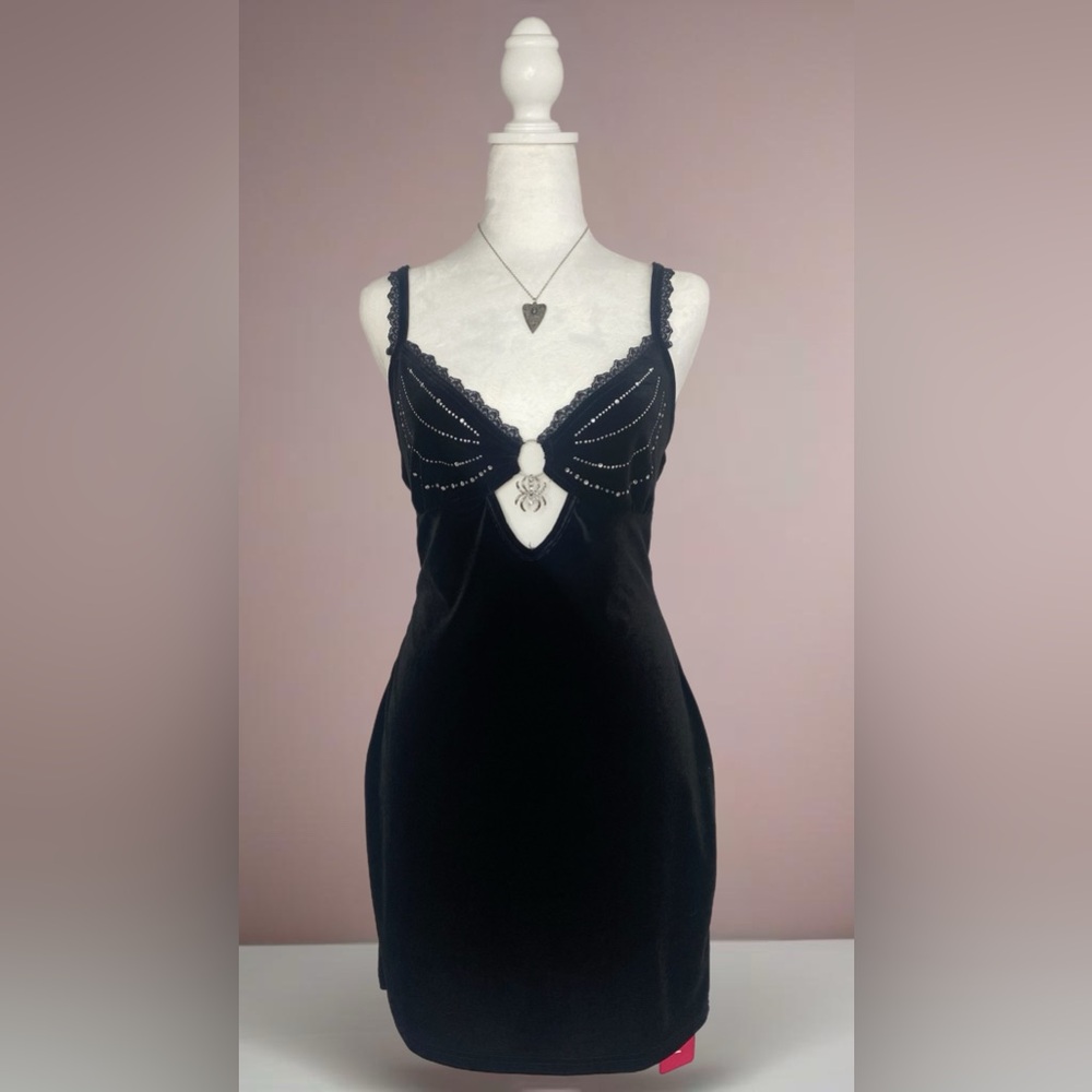 ~Spider’s Kiss Velvet Mini – Embrace the Dark Allure~